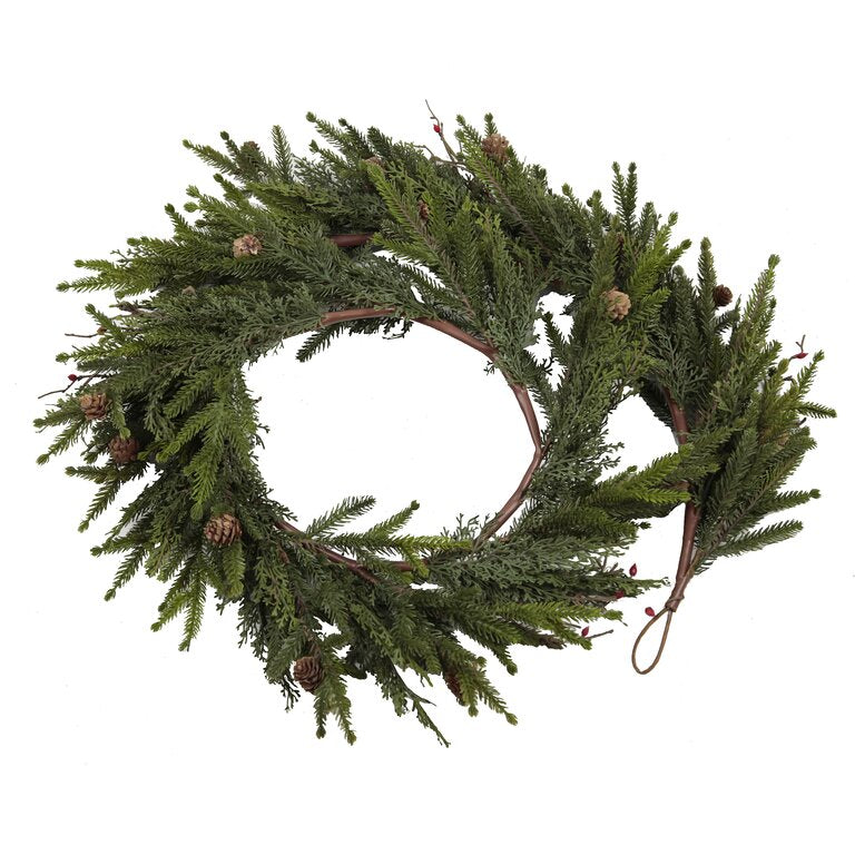 Girlander gran med kongler og bær