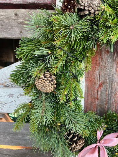 Håndlaget julekrans med lys