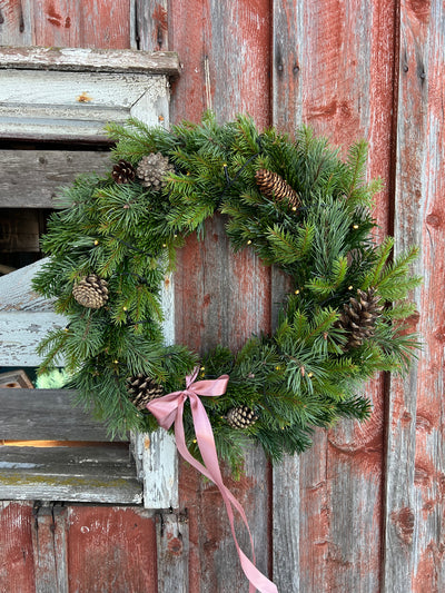 Håndlaget julekrans med lys