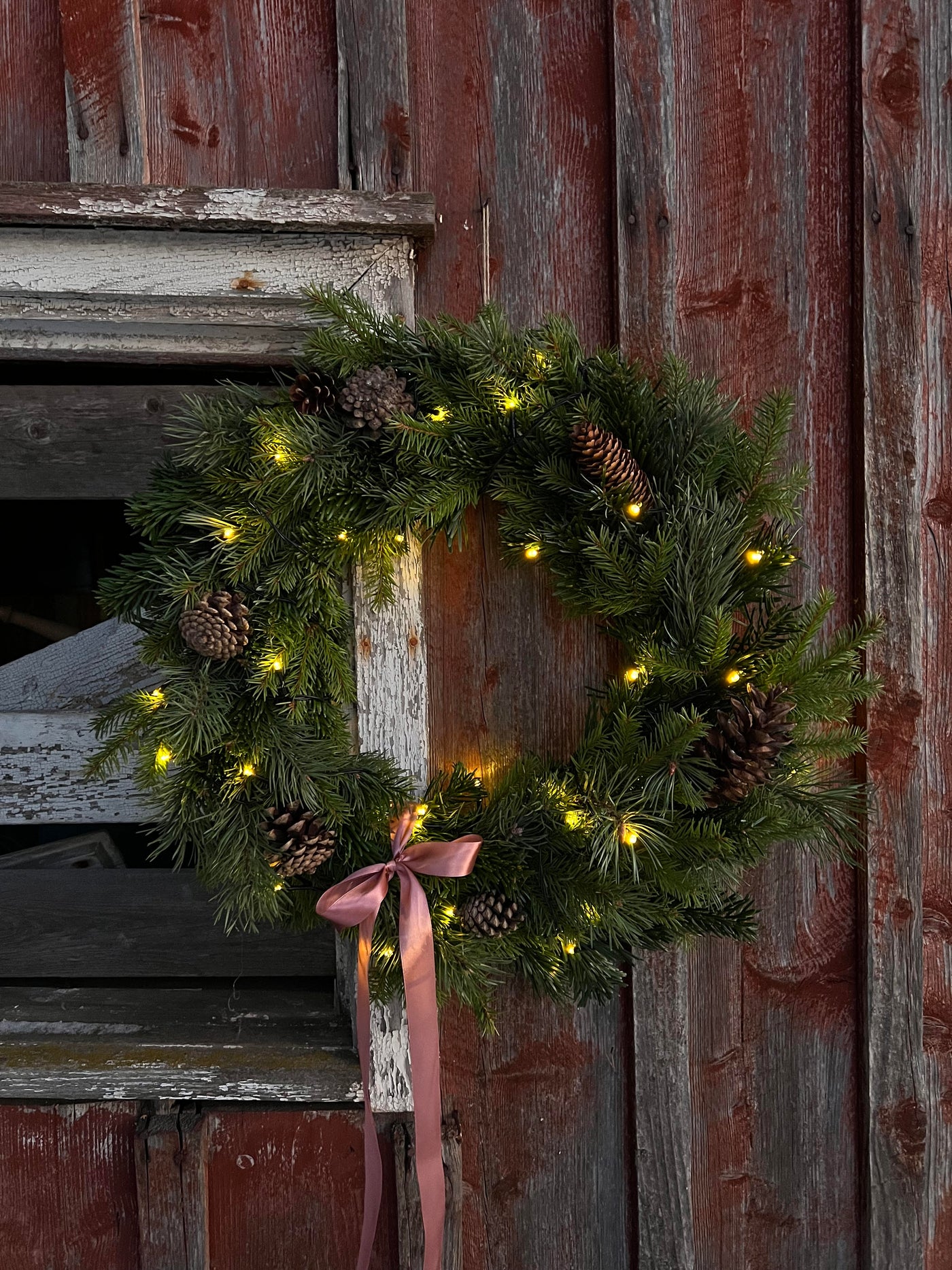 Håndlaget julekrans med lys